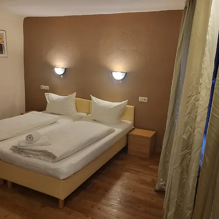 Eisenbahn - Peruanisches Restaurant - Zentral In Karlstadt-fahrradfahrer- Und Familienfreundlich Hotel