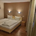 Eisenbahn - Peruanisches Restaurant - Zentral In Karlstadt-fahrradfahrer- Und Familienfreundlich Hotel